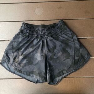 Lululemon Black Camouflage Lined Pull on Shorts Size 4